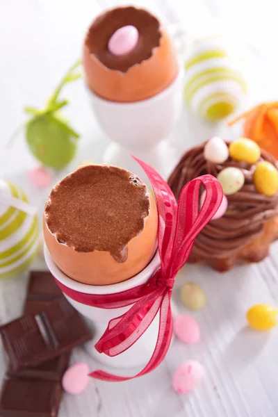 Mousse di cioccolato nella ciotola delle uova — Foto Stock