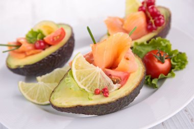 Avokado salatası somon ile