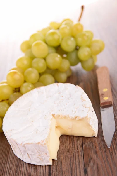 Camembert Käse und Trauben — Stockfoto