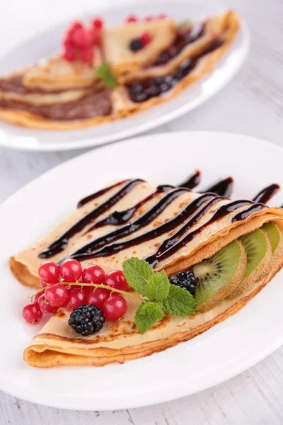 Crepe con frutas y chocolate —  Fotos de Stock