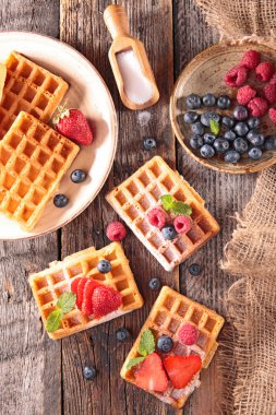 Waffle tatlı çilek ile