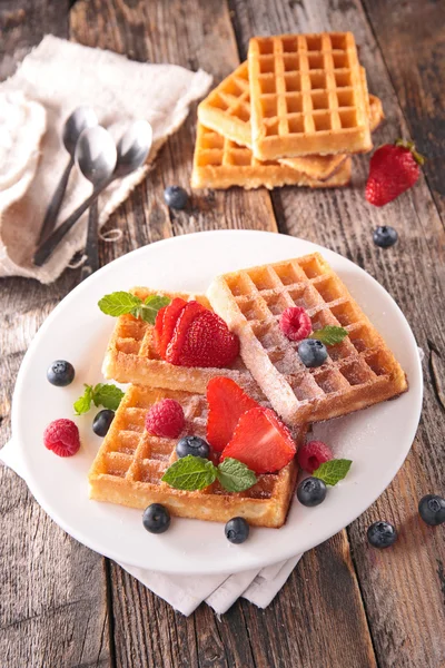 Postre de gofres con bayas — Foto de Stock