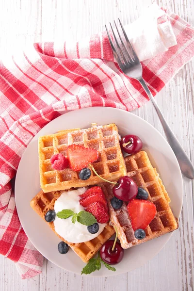 Sobremesa de waffles com bagas — Fotografia de Stock