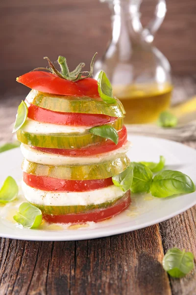 Ensalada de tomate con mozzarella y albahaca —  Fotos de Stock