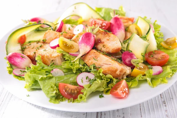 Salade van kip op de plaat — Stockfoto