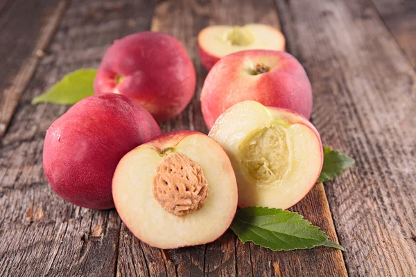 Fresh peach fruits — Stock Photo, Image