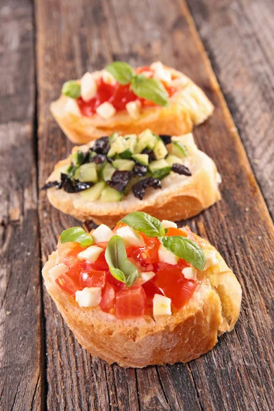 Bruschetta, Sandwiches mit italienischem Brot — Stockfoto