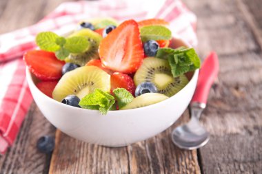 sağlıklı meyve salatası