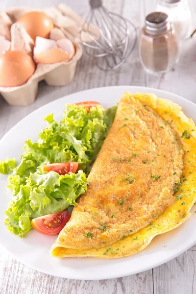 Omelet with lettuce and tomato — Stock Photo, Image