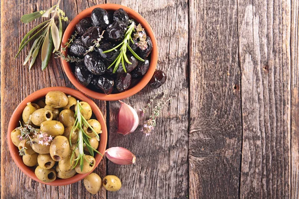 Yeşil ve siyah zeytin