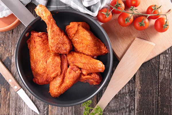 Jambes et ailes de poulet dans la poêle — Photo