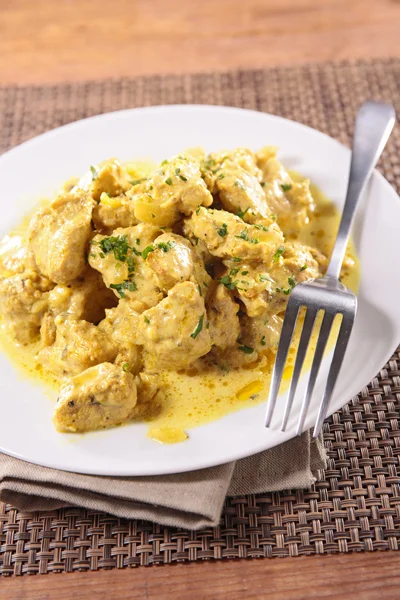 Tavuk köri sosu ve otlar ile