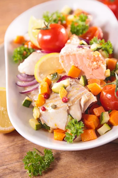 Balık ve sebze salatası — Stok fotoğraf