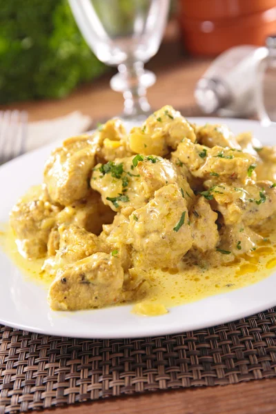Chicken with curry sauce and herbs — Stock Photo, Image
