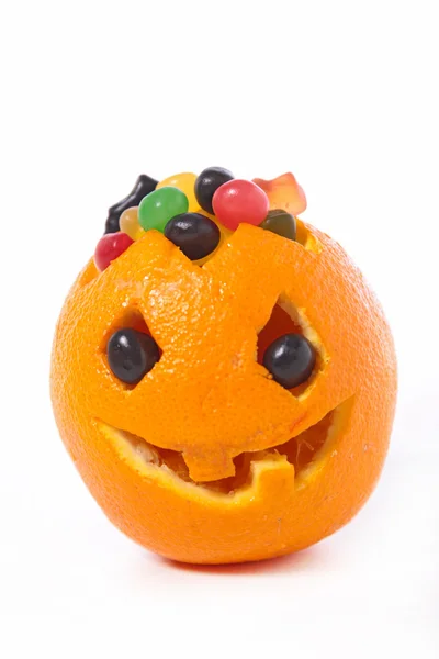 Halloween laranja com doces — Fotografia de Stock