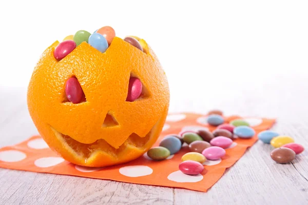 Orange d'Halloween et bonbons — Photo