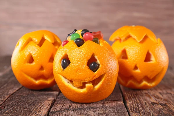 Halloween apelsiner med godis — Stockfoto