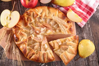 Ev yapımı elmalı turta.