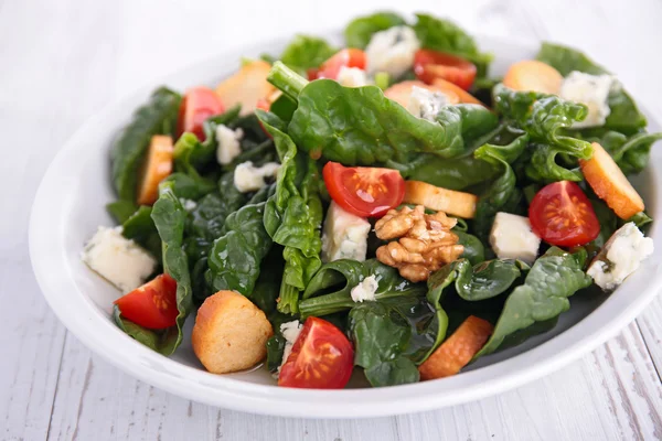 Spinach salad with tomato — Stock Photo, Image