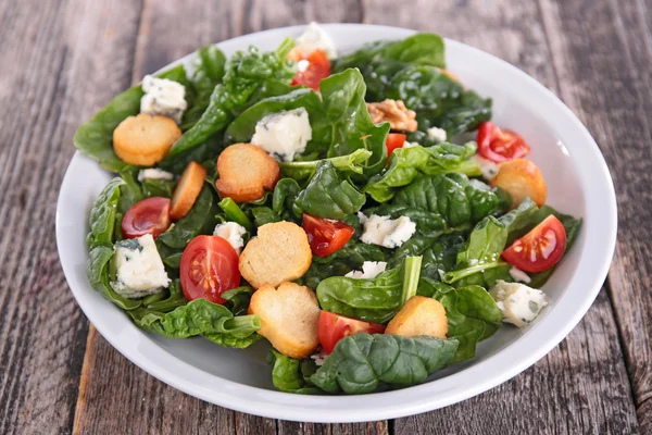 Spinach salad with tomato — Stock Photo, Image