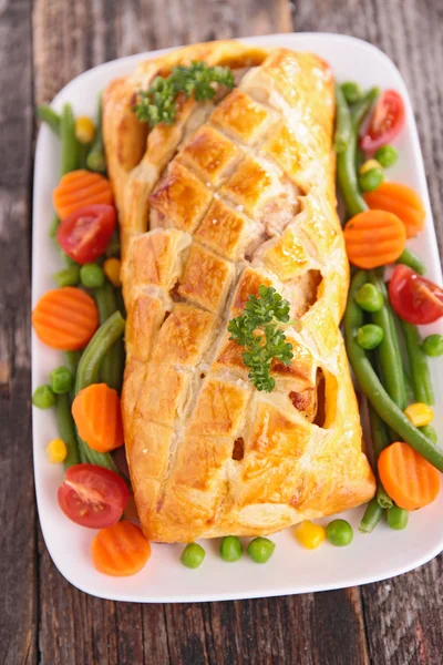 Domuz filetosu hamur kabuk ve sebze ile — Stok fotoğraf