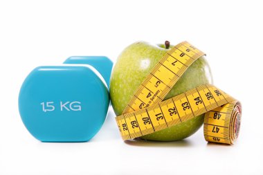 Yeşil elma, halter ve metre