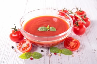 Basil 'li domates çorbası.