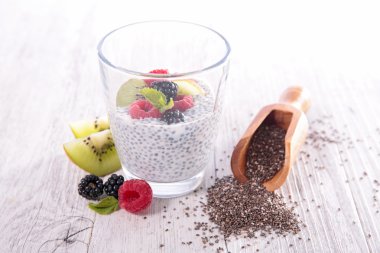 Chia puding ve meyve