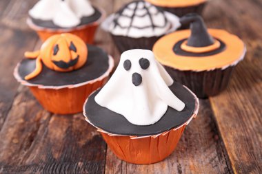 Komik Cadılar Bayramı cupcakes