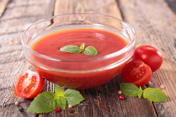 Tomatsoppa med basilika — Stockfoto