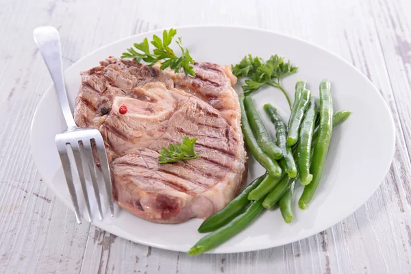 Carne alla griglia e fagiolini — Foto Stock