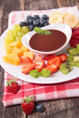 Meyve ve çikolata sosu