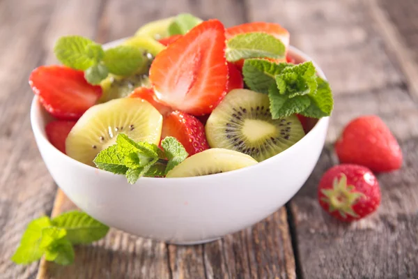 Fruktsallad. jordgubbar och kiwi — Stockfoto