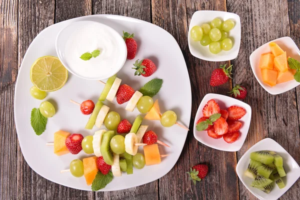 Surtido de frutas y nata — Foto de Stock