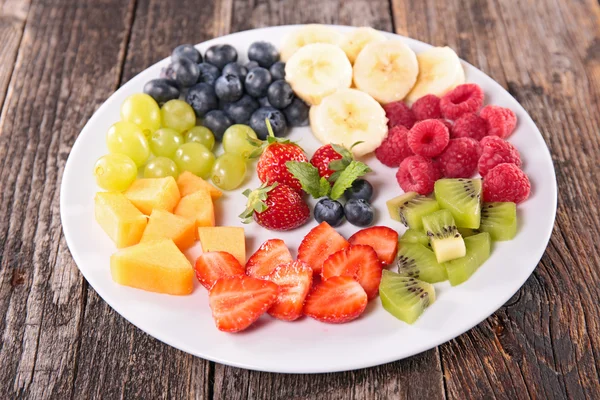 Plate of assorted sliced  fruits — Stock Photo, Image