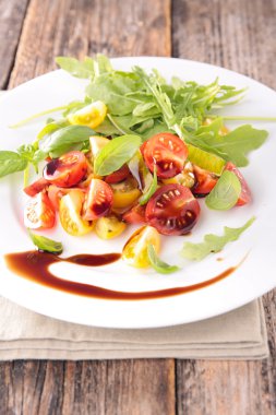 Sos domates salatası