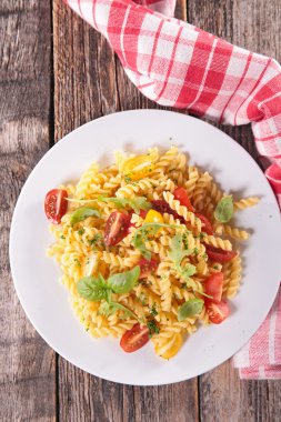 Domatesli makarna salatası