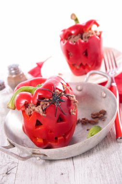 pişmiş biber kıyılmış sığır eti ile