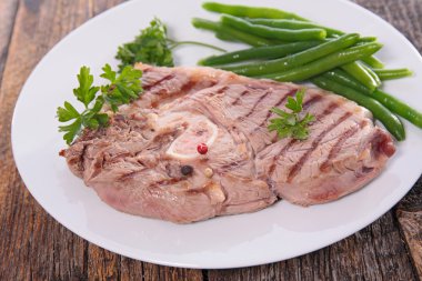 Izgara et ve yeşil fasulye