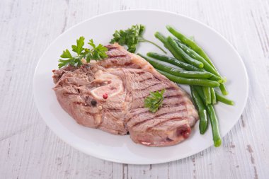 Izgara et ve yeşil fasulye