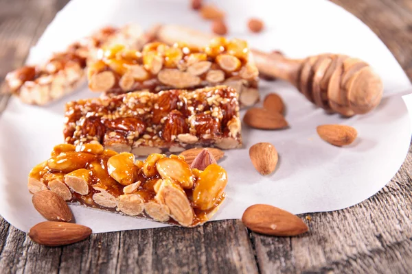 Турронный десерт с орехами — стоковое фото