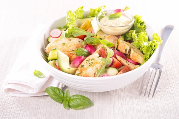 Salata tavuk ve sos ile — Stok fotoğraf