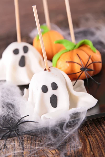 Calabazas de Halloween y pastelitos fantasma —  Fotos de Stock