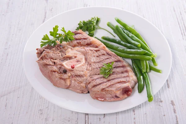 Carne grelhada e feijão verde — Fotografia de Stock