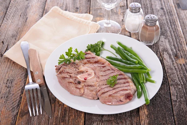 Gegrilltes Fleisch und grüne Bohnen — Stockfoto