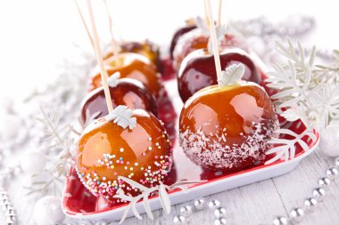 karamelli şeker elma