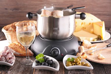 Peynirli Fondü metal tavada