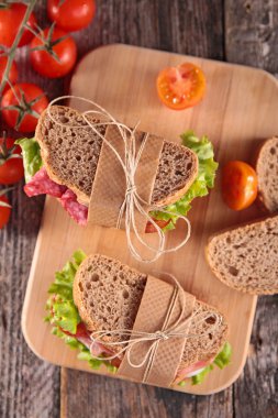 sandviç salam ve marul