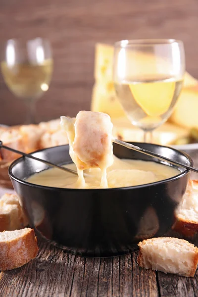 Fondue de queijo em panela de metal — Fotografia de Stock