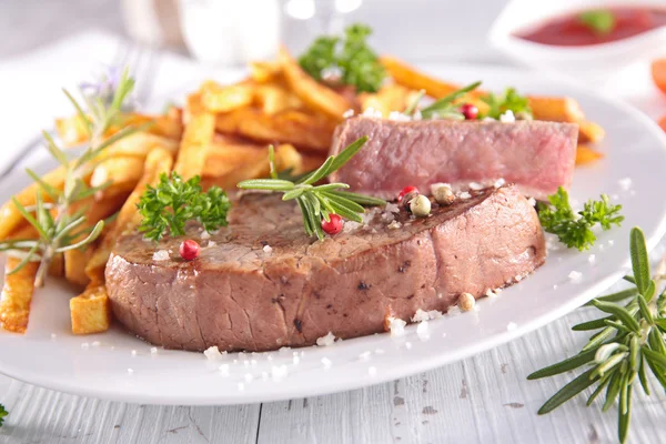 Carne de res y patatas fritas — Foto de Stock